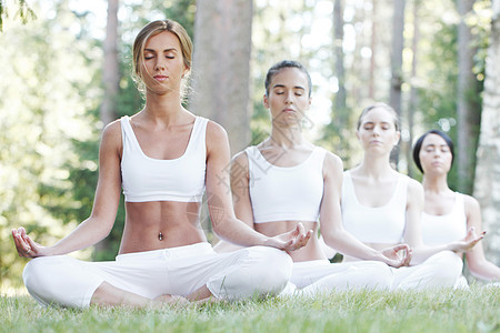 公园瑜伽训练女性白色女士精神专注冥想沉思图片