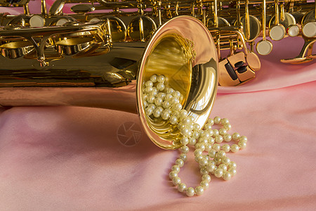 玉石项链美丽的金色萨克斯风褶皱艺术曲线奢华黄铜爵士乐丝绸金子布料首饰背景