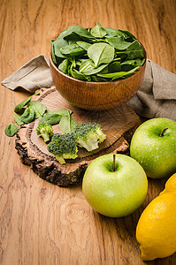 碗里有菠菜树叶 西兰花 柠檬和苹果团体沙拉叶子绿色营养植物美食饮食食物蔬菜图片