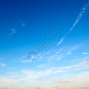 蓝色天空中的光云照片太阳天蓝色蓝天晴天天气气氛云景积雨云雾图片