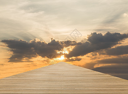 木头走向天空旅行黄色多云棕色地平线射线全景日落木桥人行道图片