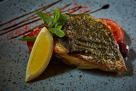 鱼菜炸鱼和蔬菜胡椒烧烤用餐柠檬炙烤饮食油炸食物海鲜美食图片