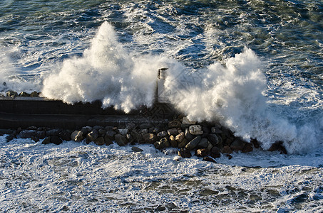 海风暴期间的灯塔码头支撑海景飓风气候流动危险力量活力地平线图片