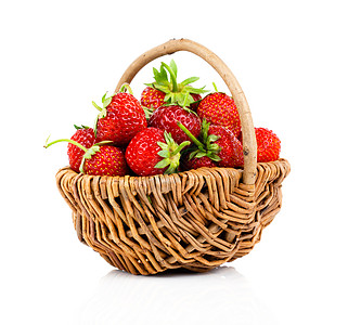 以白色背景的柳篮子中的草莓浆果红色花园宏观水果绿色篮子叶子团体食物图片
