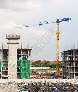 建筑工地和建筑起重机房子脚手架天空建筑物多层工作项目高楼景观住宅图片