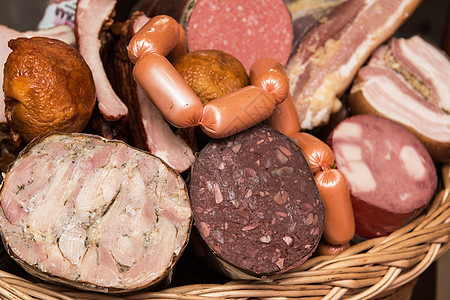香肠产品种类繁多猪肉营养牛肉小吃木板商业熏制火腿销售量熏肉图片