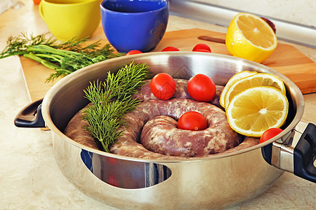 烤锅里的自制猪肉香肠柠檬胡椒美食迷迭香早餐产品午餐青菜菜单熏肉图片