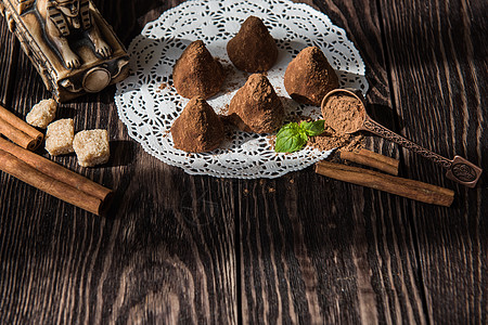 金字塔形巧克力糖糖果微光茶点小吃团体童年熟食可可花絮巧克力图片