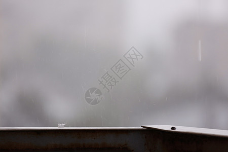 降雨雨滴阳台景观栅栏天气液体城市滑线背景图片