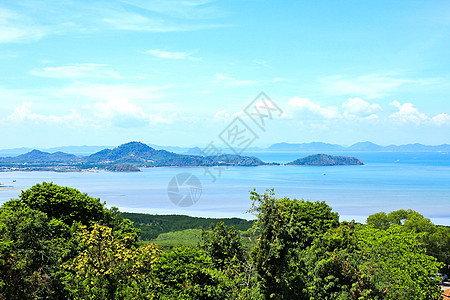 海空和海边旅游城镇Ao Chalongb天空风景场景蓝色城市环境爬坡海洋土地绿色图片