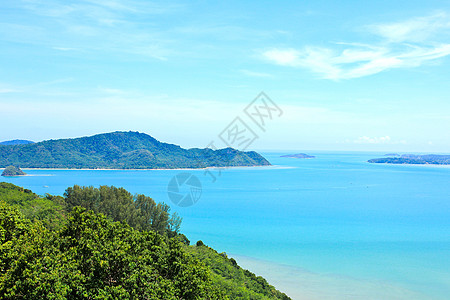 海空和海边旅游城镇Ao Chalongb天空绿色蓝色环境爬坡风景场景城市海洋土地图片