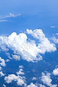 蓝天云云 从飞机上寻找地平线天空旅行天气白色蓝色多云季节窗户天际图片