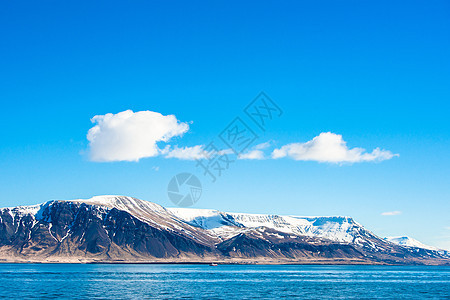 在海中山上飞过天空图片