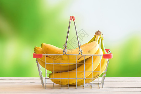一辆购物车中的香蕉图片