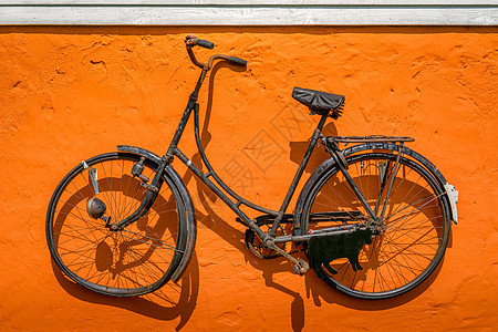挂在墙上的老旧自行车图片