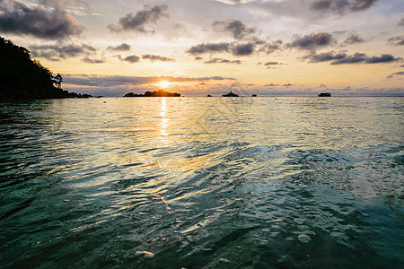 泰国的日出地平线海洋旅游阳光支撑日落海浪景点风景天空图片