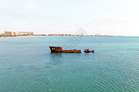 加勒比海阿鲁巴岛海岸的沉船海浪运输图片