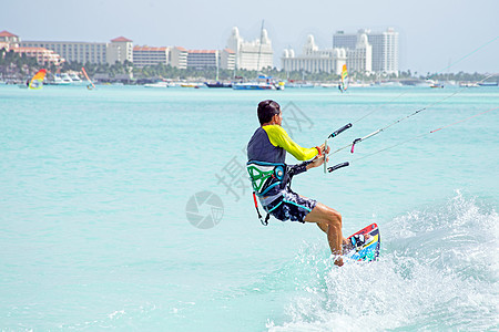 加勒比阿鲁巴岛的Kite冲浪者风筝冲浪海浪运动国家娱乐男人浪者男性热带图片