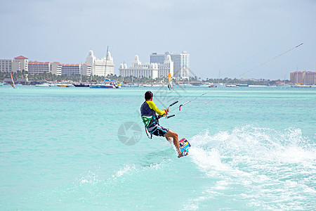 加勒比阿鲁巴岛的Kite冲浪者海浪冲浪运动热带风筝娱乐国家男人男性浪者图片