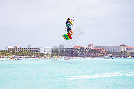 加勒比阿鲁巴岛的Kite冲浪者男人风筝运动冲浪娱乐浪者海浪男性国家热带图片