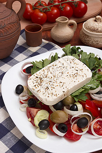 传统希腊沙拉白色桌子树叶胡椒蔬菜食物黄瓜早餐小吃盘子图片