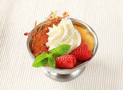奶油和草莓及鲜奶油覆盆子香草食物白色金属水果库存焦糖薄荷盘子图片