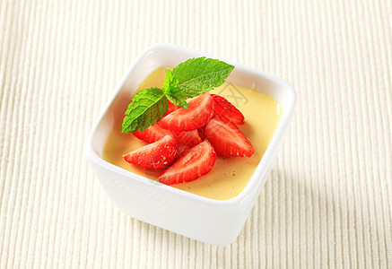 用草莓布幕奶油正方形餐巾餐垫食物香草薄荷甜点库存白色图片
