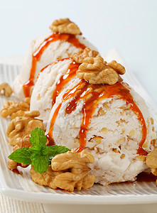 胡桃冰淇淋加焦糖酱奶糖核桃冰淇淋白色矩形糖浆食物奶制品坚果盘子图片