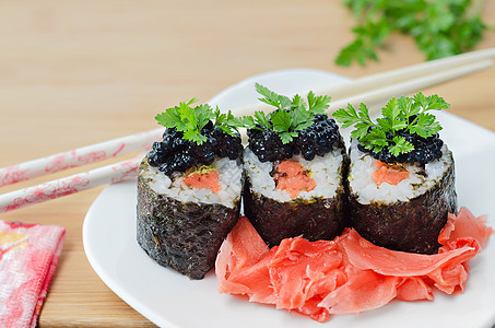 加鲑鱼 鱼子酱和咸姜蔬菜寿司款待文化食物海苔海鲜青菜藻类餐厅图片