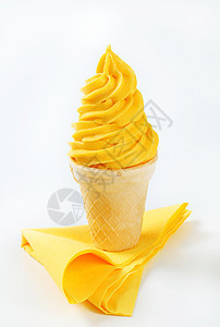 柔软的冰淇淋甜筒香蕉食物糕点美食锥体菠萝水果黄色晶圆餐巾图片
