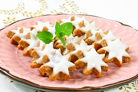 肉桂星饼干粉色白色坚果榛子圣诞礼物星星美食库存柠檬糖衣图片