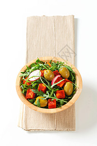 带橄榄和辣奶酪的沙律绿菜树叶餐巾盘子红辣椒起动机饮食萝卜涂层沙拉蔬菜图片