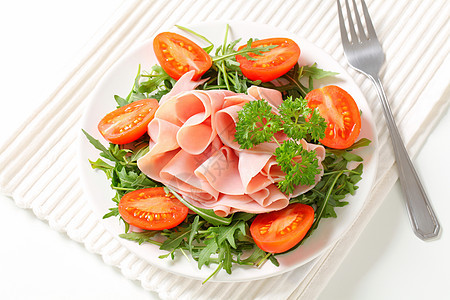 用黄叶和西红柿切成的火腿蔬菜树叶盘子火箭小吃营养白色冷盘猪肉食物图片