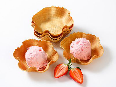 松饼篮中粉红冰淇淋冰冻糕点粉色味道甜点晶圆食物库存酸奶杯子图片