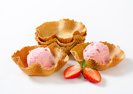粉色草莓冰糕松饼篮中粉红冰淇淋冰冻食物杯子粉色甜点胡扯水果晶圆糕点味道背景