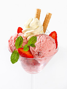 草莓冰淇淋圣代菜盘粉色盘子冰冻晶圆酸奶奶油圣代玻璃库存图片