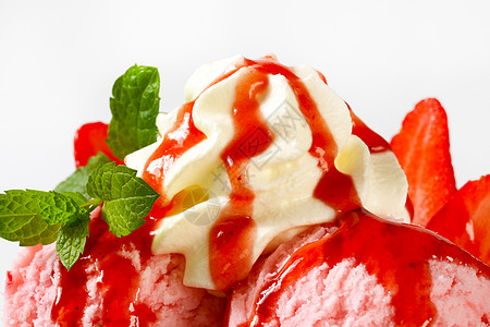草莓冰淇淋圣代轿跑车冰冻奶油菜盘粉色水果味道甜点配料糖浆图片
