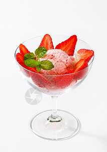 冰淇淋加新鲜草莓盘子冰冻粉色圣代甜点轿跑车水果食物味道玻璃杯图片
