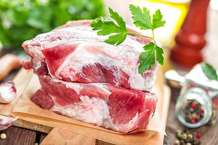 原肉牛肉草本植物木板食谱迷迭香木头市场食物桌子美食图片