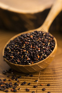 木制背景的黑quinoa种子麸质木头红色乡村桌子营养食物勺子谷物黑色图片