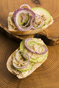 含有鳄梨 红洋葱 盐和草药的三明治黄油美食木板蔬菜洋葱草本植物包子面包棕色绿色图片