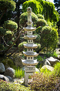 在日本花园的雕塑图片