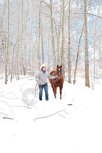 冬季牛仔树木植物靴子牛仔布牧场主活动男人森林帽子男性图片