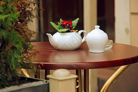 夏季咖啡厅白茶杯和茶壶 木桌图片