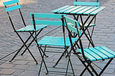 街上蓝蓝色的咖啡厅椅子和桌椅场景餐厅材料旅行生活石头人行道露台城市家具图片