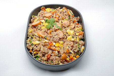白底带香肠和蔬菜的炸米饭绿色油炸美食洋葱红色胡椒筷子水平食物辣椒图片