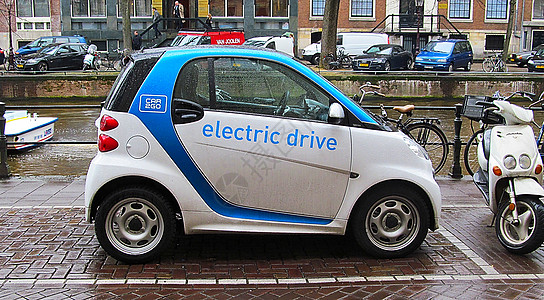 停在阿姆斯特丹街道上的电动汽车图片