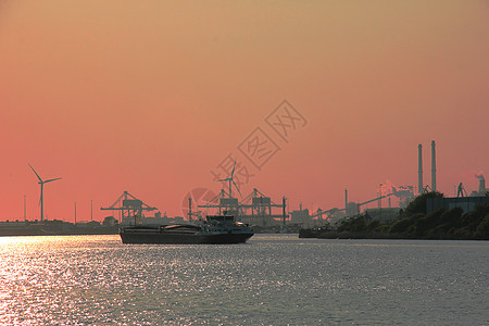 工业日落港口天空植物天际烟囱风景太阳背景图片