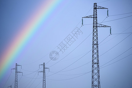 通过电线的彩虹天空活力反射电源线红色蓝色运输绿色橙子黄色图片