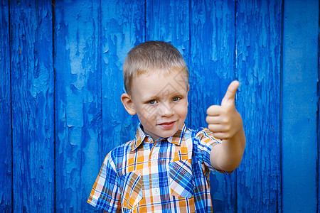 快乐快乐的美丽的小男孩 摸拇指AG的肖像图片